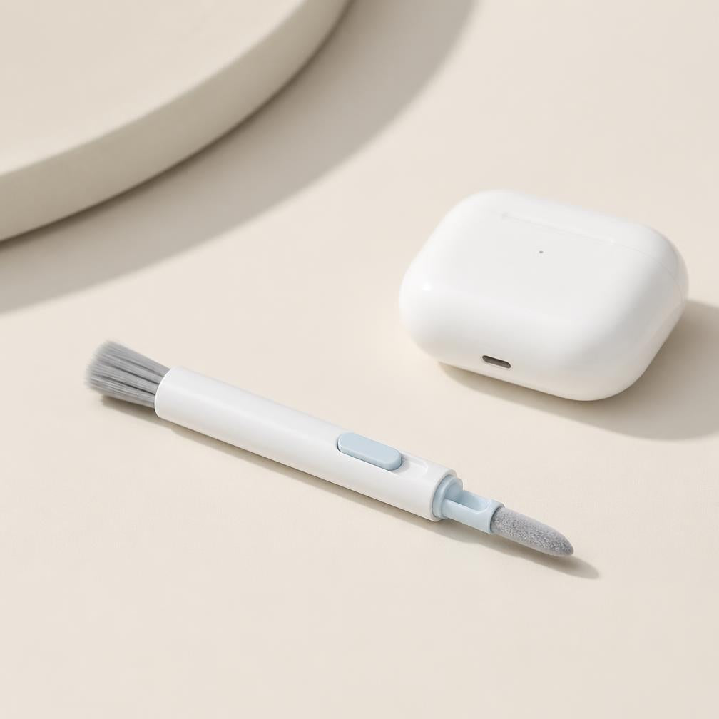 Stylo de nettoyage ClairDesk à côté d'un boîtier d'écouteurs sans fil