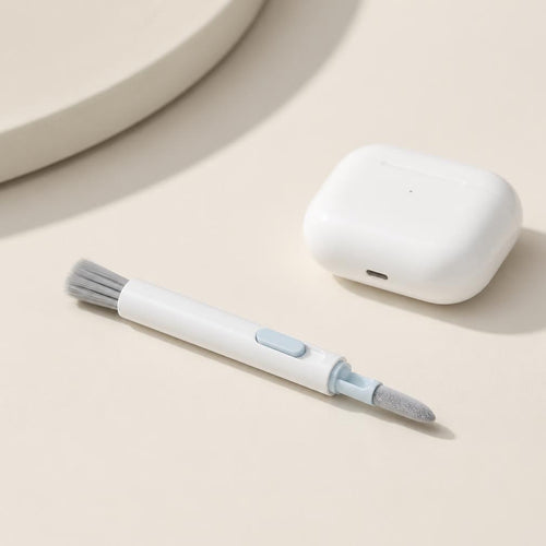Stylo de nettoyage ClairDesk à côté d'un boîtier d'écouteurs sans fil